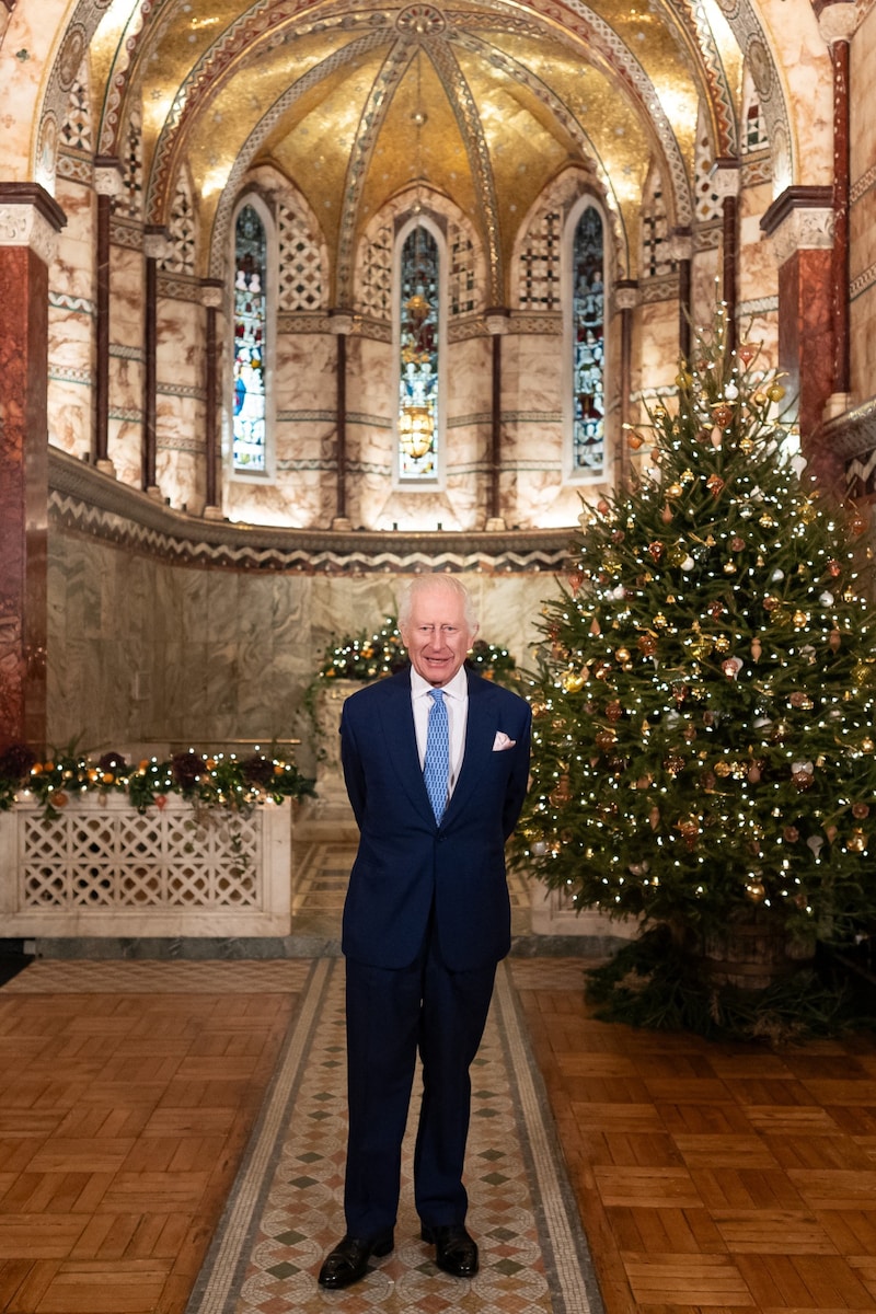 König Charles posiert nach der Aufzeichnung der Rede in der Londoner Fitzrovia Chapel. (Bild: APA Pool/AFP/POOL/Aaron Chown)