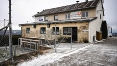 Das in den 1960er-Jahren errichtete Wirtshaus beim Sportplatz in Kirchschlag wird abgerissen. (Bild: Markus Wenzel)