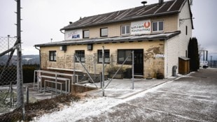 Das in den 1960er-Jahren errichtete Wirtshaus beim Sportplatz in Kirchschlag wird abgerissen. (Bild: Markus Wenzel)