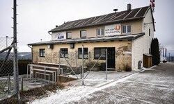 Das in den 1960er-Jahren errichtete Wirtshaus beim Sportplatz in Kirchschlag wird abgerissen.