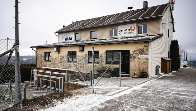 Das in den 1960er-Jahren errichtete Wirtshaus beim Sportplatz in Kirchschlag wird abgerissen. (Bild: Markus Wenzel)