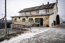 Das in den 1960er-Jahren errichtete Wirtshaus beim Sportplatz in Kirchschlag wird abgerissen. (Bild: Markus Wenzel)