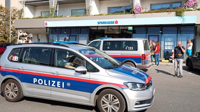 Das Polizeiaufgebot nach dem Überfall im Westen Innsbrucks.
