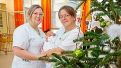 Christiane Radler und Michaela Trauer (mit Mila) verbringen den 24. Dezember im Dienst. (Bild: Markus Tschepp)