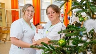 Christiane Radler und Michaela Trauer (mit Mila) verbringen den 24. Dezember im Dienst. (Bild: Markus Tschepp)