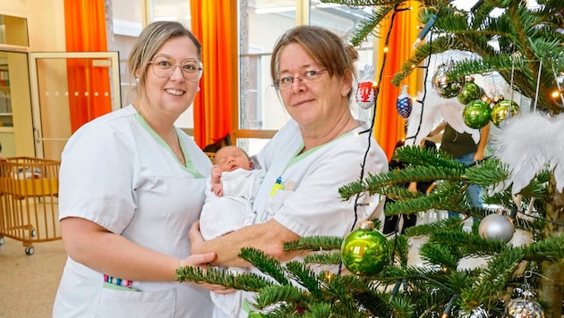 Christiane Radler und Michaela Trauer (mit Mila) verbringen den 24. Dezember im Dienst. (Bild: Markus Tschepp)