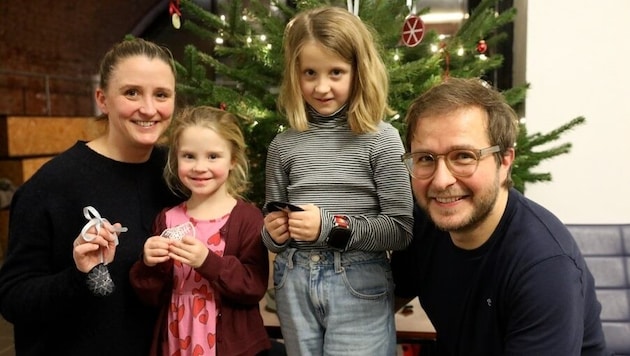 In the "TurtleStitch" workshop at the Vienna Children's University with artist Andrea Mayr-Stalder, not only children like Romy (4) and Ida (7) are amazed, but also their parents Manuela and Michael. (Bild: Jöchl Martin/Martin Jöchl)