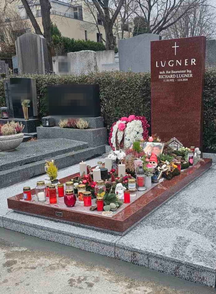 Der Granitstein in „Lugner Rot“ stammt aus Indien und wurde vom Baumeister persönlich ausgesucht. 