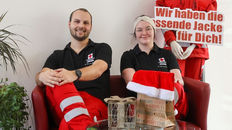 Stefan Winkler (30) und Lea Freund (22) sind zu Weihnachten in der Leitstelle für das Innviertel im Einsatz. Gefeiert wird davor bzw. danach. (Bild: Scharinger Daniel/Pressefoto Scharinger © Daniel Scharinger)