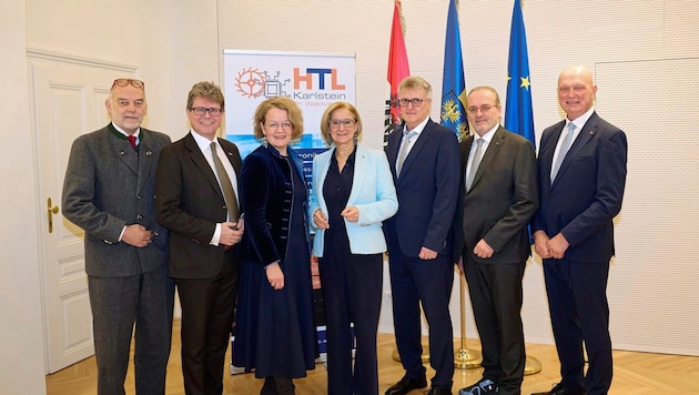 Pleased about the strengthening of the school location, which is known above all for its watchmaking school: Christian Milota, Education Minister Martin Polaschek, Provincial Councillor Christiane Teschl-Hofmeister, Governor Johanna Mikl-Leitner, Headmaster Gerold Kornell, Manfred Damberger and Mayor Siegfried Walch (from left). (Bild: NLK Pfeiffer)