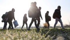 Im Konvoi marschierten Flüchtlinge in den Westen, Schritt für Schritt begleitet von der Hoffnung ...