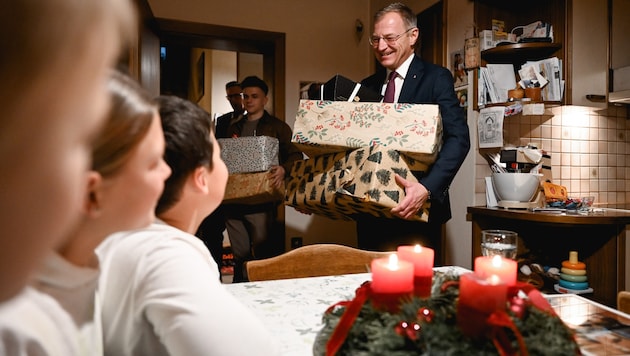 Die fünf großen Pakete für die Kinder konnte Stelzer gar nicht allein tragen. Für die Familie war es eine freudige Überraschung. (Bild: Wenzel Markus/Markus Wenzel)