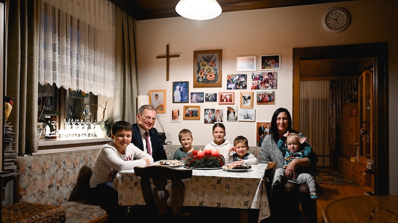 Der Landeshauptmann setzt sich zur Trauerfamilie an den Tisch (Bild: Wenzel Markus/Markus Wenzel)