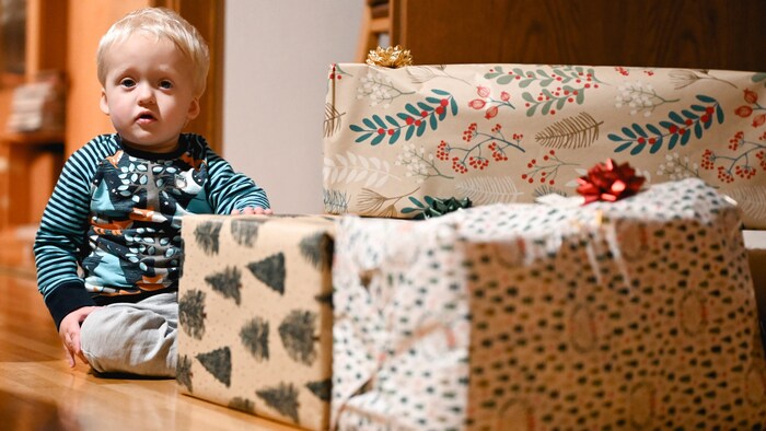 Der kleine Jona (1) mit den großen Paketen