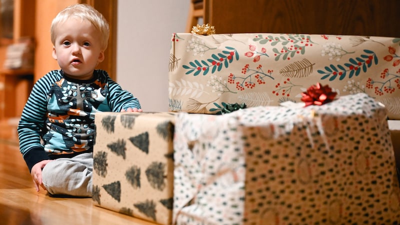 Der kleine Jona (1) mit den großen Paketen (Bild: Wenzel Markus/Markus Wenzel)