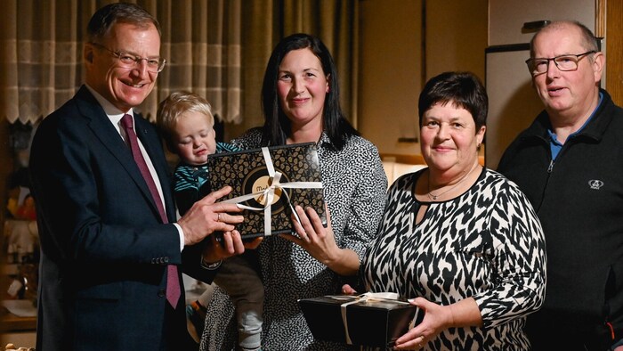 Auch Mama Tanja (37) und die Großeltern Ulrike und Franz wurden beschenkt.