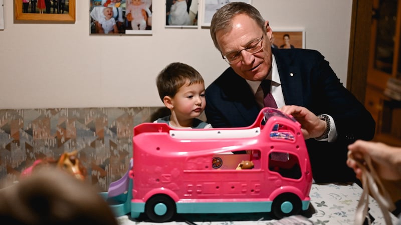 Lyia (3) lässt sich von Stelzer den rosa Bus erklären (Bild: Wenzel Markus/Markus Wenzel)