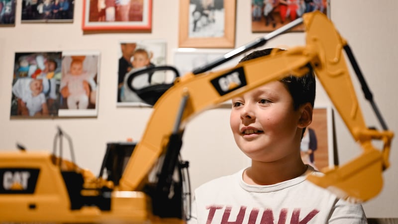 Der neunjährige Jannik mit dem Bagger (Bild: Wenzel Markus/Markus Wenzel)