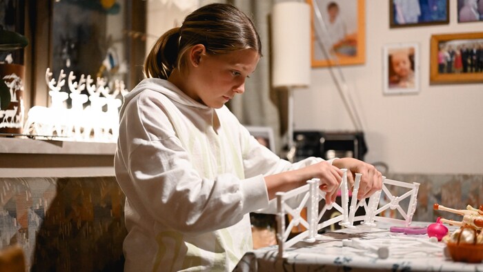 Sara (11) baut die Utensilien für ihre Pferde-Barbie auf