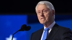 Der ehemalige US-Präsident Bill Clinton befindet sich derzeit wegen Fiebers im Krankenhaus. (Bild: AFP)