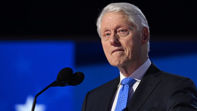 Der ehemalige US-Präsident Bill Clinton befindet sich derzeit wegen Fiebers im Krankenhaus. (Bild: AFP)