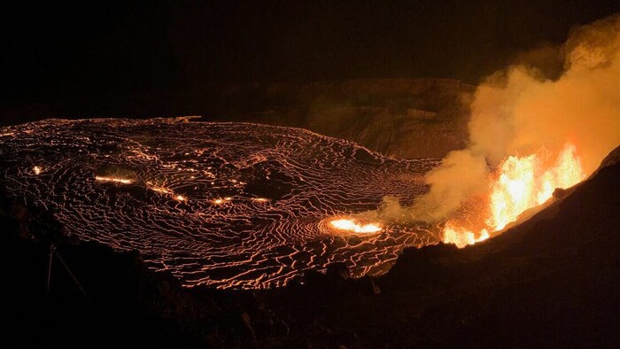 Lavafontänen mit einer Höhe von bis zu 80 Metern wurden beobachtet.