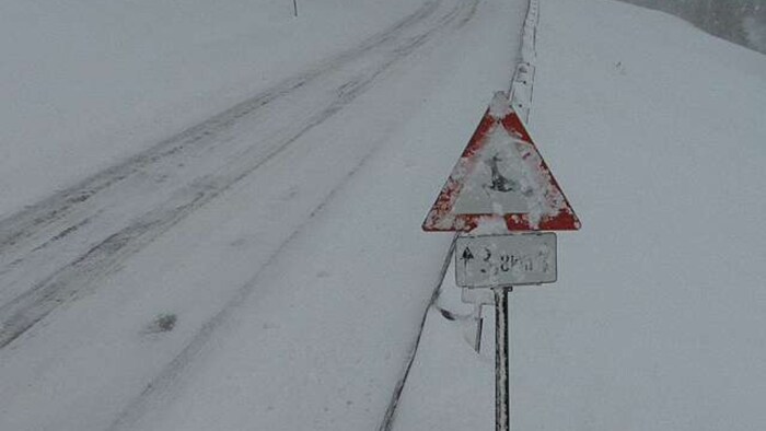 Schneefahrbahn und Kettenpflicht am Arlbergpass.