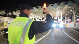 Bei Kontrollen wurde der US-Amerikaner bei der Mautstelle Schönberg (Archivbild) von der ...