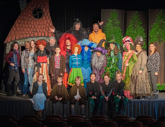 The Friesacher Burghofspiele ensemble performs the little witch.