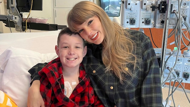 Taylor Swift poses at Children's Mercy Hospital in Kansas City with 13-year-old Beckett Thomas, who is a patient there. Another patient was given a huge Christmas surprise by Swift. (Bild: AP ( via APA) Austria Presse Agentur/Cassie Thomas via AP)