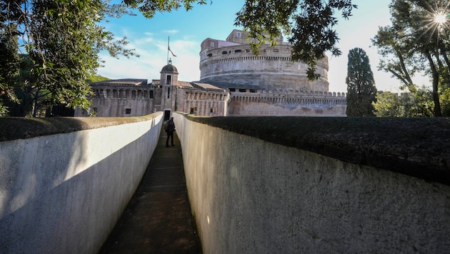 The covered corridor leads 700 meters from the Vatican Palaces through the heart of the medieval Borgo Pio in the shadow of St. Peter's Basilica to Castel Sant'Angelo on the riverbank, once considered the most secure of all papal fortresses. (Bild: AP)