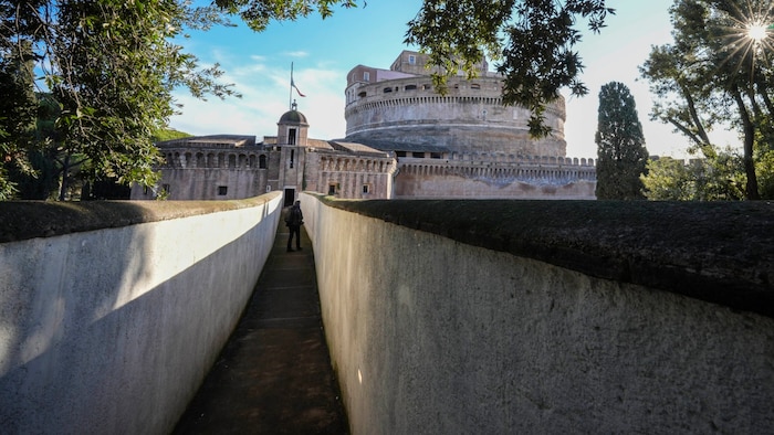 Der überdachte Gang führt 700 Meter von den Vatikanpalästen entfernt durch das Herz des mittelalterlichen Borgo Pio im Schatten des Petersdoms zur Engelsburg am Flussufer, die einst als die sicherste aller päpstlichen Festungen galt. 