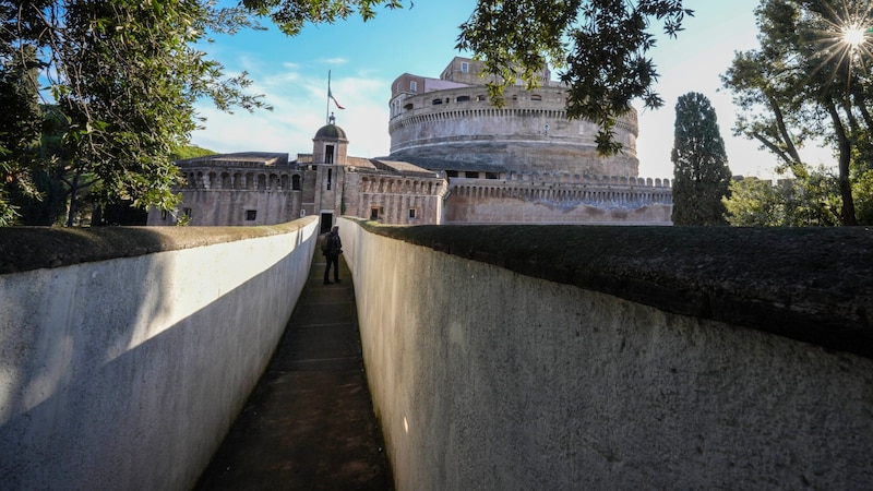 Der überdachte Gang führt 700 Meter von den Vatikanpalästen entfernt durch das Herz des mittelalterlichen Borgo Pio im Schatten des Petersdoms zur Engelsburg am Flussufer, die einst als die sicherste aller päpstlichen Festungen galt.  (Bild: AP)