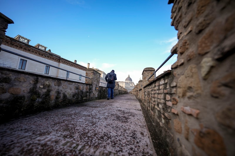 A covered corridor leads from the Vatican palaces through the heart of the medieval Borgo Pio. (Bild: AP)