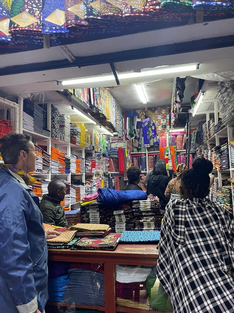 This is what it looks like when fabric is purchased in Tanzania (Bild: zVg)