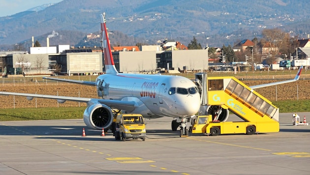 Die Maschine nach der Notlandung am Grazer Flughafen (Bild: Jauschowetz Christian)