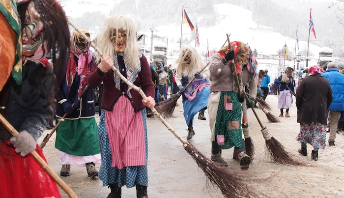 Den Winter auskehren: Dafür sind diverse Hexenfiguren bei den Perchten zuständig. 