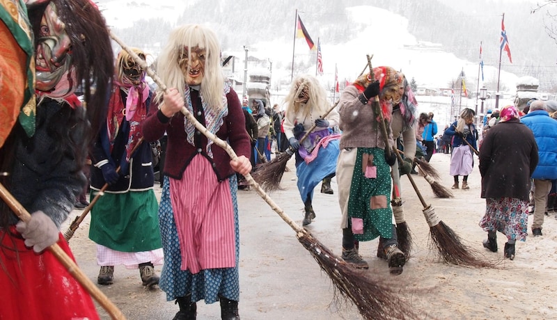 Den Winter auskehren: Dafür sind diverse Hexenfiguren bei den Perchten zuständig. (Bild: Perchten St. Johann/Rachensberger)