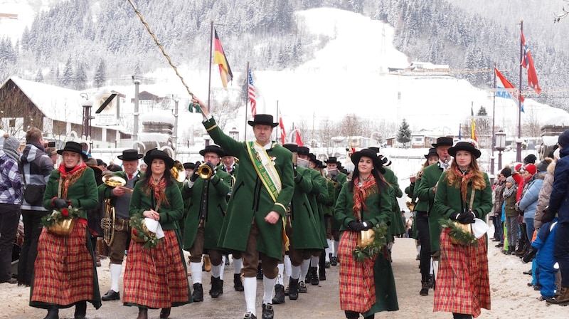 Die Musikkapelle begleitet den mystischen, spektakulären Umzug. (Bild: Perchten St. Johann/Rachensberger)