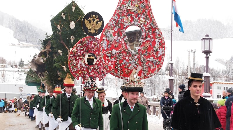 Die Schönperchten mit tafelartigem Kopfschmuck. (Bild: Perchten St. Johann/Rachensberger)