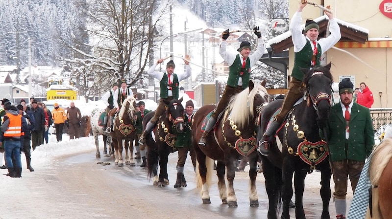 Auch die Schnalzer ziehen auf ihren Rössern durch die Straßen. (Bild: Perchten St. Johann/Rachensberger)