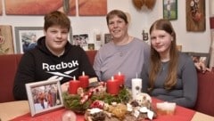 Bedanken sich für die Hilfsbereitschaft: Barbara Süß mit Stefan und Elisabeth (Bild: ROLAND_HOLITZKY)