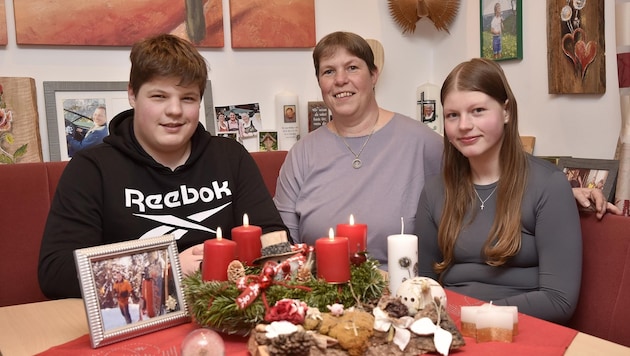 Bedanken sich für die Hilfsbereitschaft: Barbara Süß mit Stefan und Elisabeth (Bild: ROLAND_HOLITZKY)