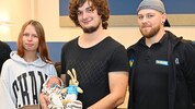 Mama Denise, Klein-Michael, Papa Marcelm und Notruf-„Schutzengel“ Patrick Olah (v. li.)
