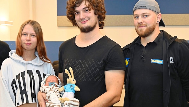 Mom Denise, little Michael, dad Marcelm and emergency call "guardian angel" Patrick Olah (from left) (Bild: Notruf NÖ)