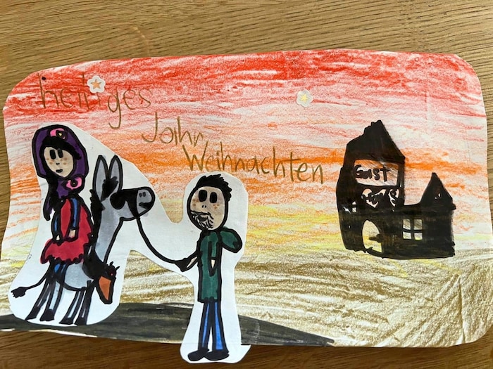 Maria mit Haarspangen und Josef mit Hoodie von Milla (7).