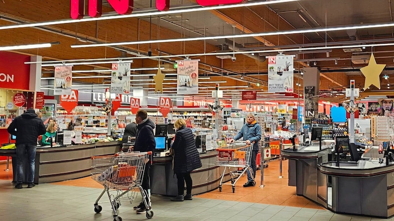 Schon um 6.30 Uhr waren Kassen beim Interspar in Klagenfurt voll. (Bild: Tragner Christian/Tragner)