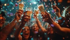 Bei jungen Leuten nimmt offenbar die Laune auf Partys, Alkohol und Feiern immer mehr ab (Bild: stock.adobe.com/Attasit - stock.adobe.com)