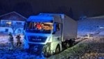 Der Lkw stürtzte die Böschung hinab (Bild: FF Thalgau)