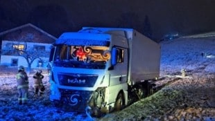 Der Lkw stürtzte die Böschung hinab (Bild: FF Thalgau)